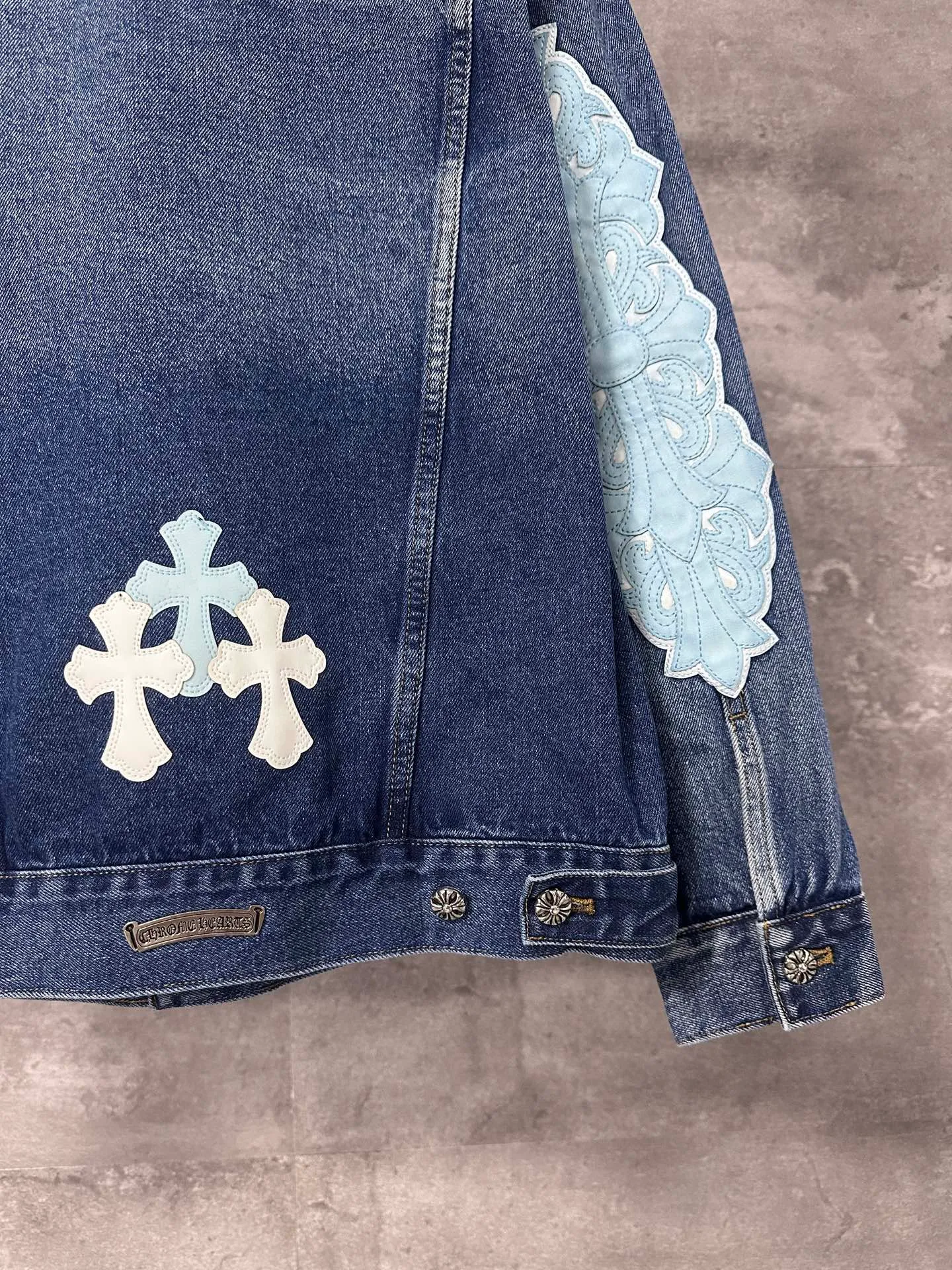P720 💰 CHrome Hearte cross patchwork leather denim jacket size: S M L Design details: the visual fantasy of Gothic symbols, the multi-dimensional expression of the cross totem: the red and white contrasting cross patches are staggered on the chest and back, making the brand more recognizable; the hollow cross pattern leather splicing on the sleeves combines the mystery of religious symbols with the punk-style deconstructed design. Every detail tells the dark aesthetics of Crowe's heart. Retro distressing with denim texture: Selected denim fabrics are treated with distressing techniques to show natural fading and texture, which not only retains the retro accent of denim items, but also adds a casual sense to the overall look. The ingenuity of hardware and tailoring: The metal buttons and hardware all have Croxin's iconic pattern, which shines exquisitely under the refraction of light; the neat tailoring of the classic denim jacket is suitable for a variety of wearing scenarios, and can create a strong personal style whether it is layered or worn alone. Croxin's denim jacket is not only a piece of clothing, but also a style badge that highlights unique aesthetics and rebellious attitude. For those who pursue individuality, they can leave their own hardcore mark in the fashion field.